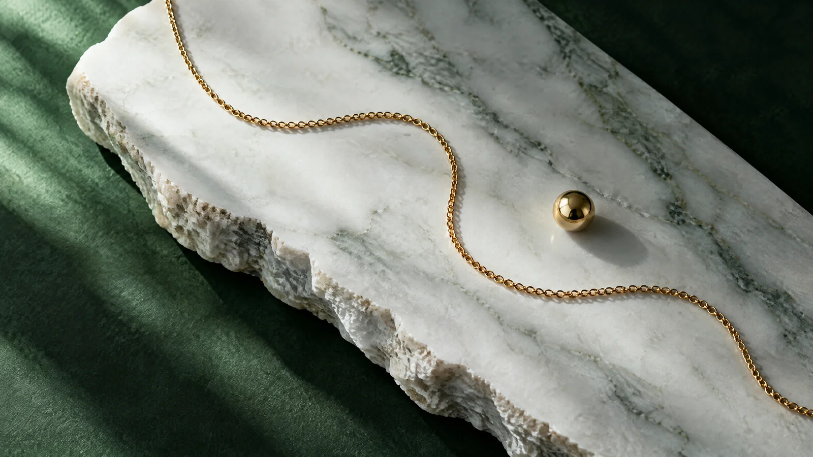 Conceptual gold still-life for the Makrana guide; not a dealer or proof of purity